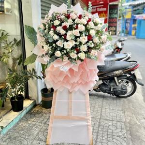 Kệ hoa khai trương hồng kem mix hồng đỏ và thạch thảo sang trọng, ý nghĩa