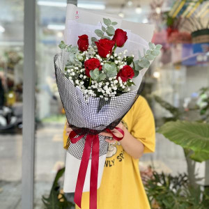 Bó hoa chúc mừng sinh nhật giá rẻ : hồng đỏ mix baby
