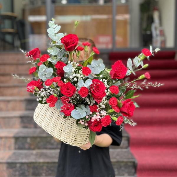 Giỏ hoa hồng đỏ mix cẩm chướng tặng sinh nhật ý nghĩa  1