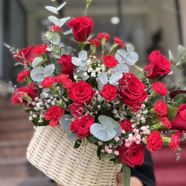 Giỏ hoa hồng đỏ mix cẩm chướng tặng sinh nhật ý nghĩa  2