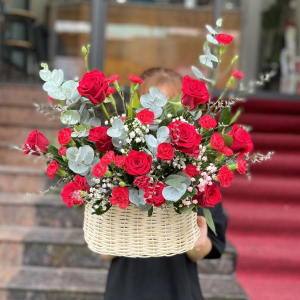 Giỏ hoa hồng đỏ mix cẩm chướng tặng sinh nhật ý nghĩa 