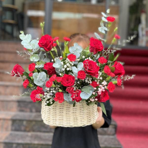 Giỏ hoa hồng đỏ mix cẩm chướng tặng sinh nhật ý nghĩa