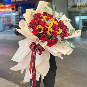 Bó hoa hồng đỏ 29 bông mix hướng dương tặng chúc mừng sinh nhật