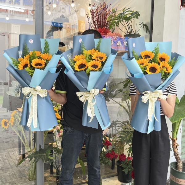 Bó hoa hướng dương tặng tốt nghiệp ý nghĩa : 5 bông mix lá 2