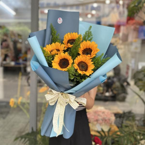 Bó hoa hướng dương tặng tốt nghiệp ý nghĩa : 5 bông mix lá