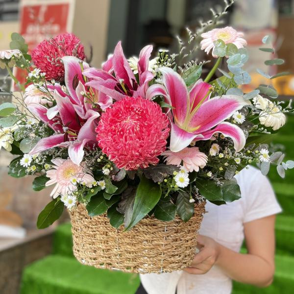 Giỏ hoa cúc mẫu đơn đỏ mix ly hồng và đồng tiền  1