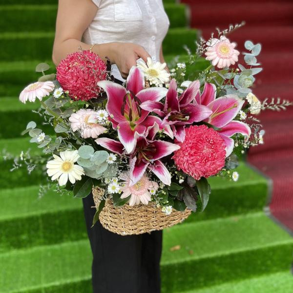 Giỏ hoa cúc mẫu đơn đỏ mix ly hồng và đồng tiền  2