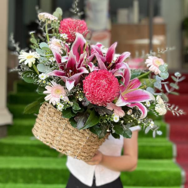 Giỏ hoa cúc mẫu đơn đỏ mix ly hồng và đồng tiền  3