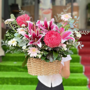Giỏ hoa cúc mẫu đơn đỏ mix ly hồng và đồng tiền