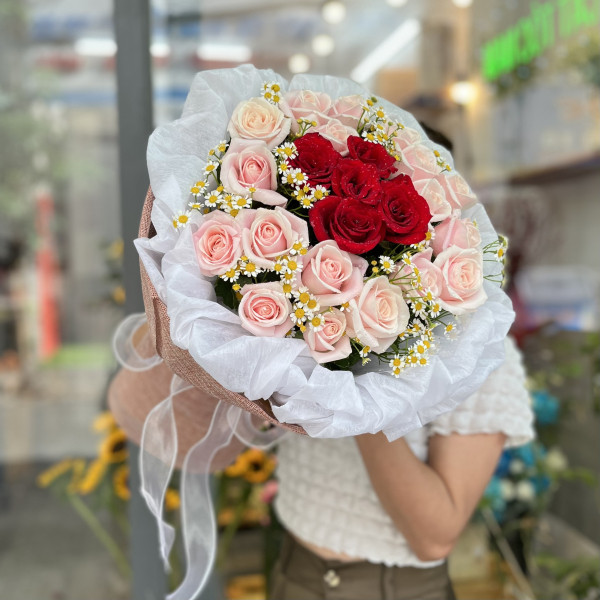 Bó hoa hồng đỏ, hồng kem mix cúc tana ý nghĩa  1