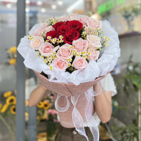 Bó hoa hồng đỏ, hồng kem mix cúc tana ý nghĩa  2