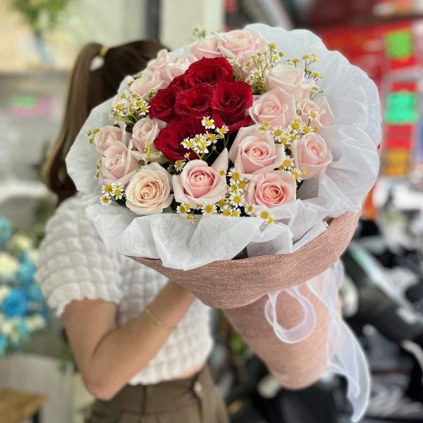 Bó hoa hồng đỏ, hồng kem mix cúc tana ý nghĩa  3