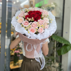 Bó hoa hồng đỏ, hồng kem mix cúc tana ý nghĩa