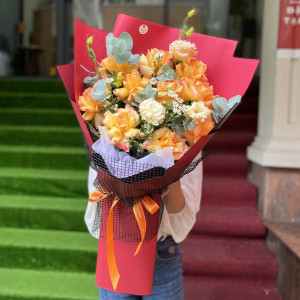 Bó hoa chúc mừng sinh nhật đẹp hồng cam mix cát tường