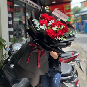 Bó hoa chúc mừng sinh nhật hồng đỏ ecuador mix lá bạc