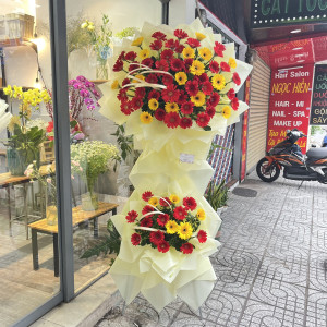 Kệ hoa chúc mừng khai trương đồng tiền vàng và đỏ