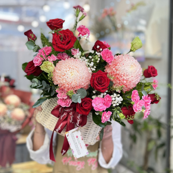 Giỏ cúc mẫu đơn mix hồng đỏ và cẩm chướng tặng chúc mừng ý nghĩa 2