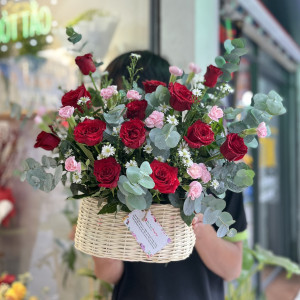 Giỏ hoa chúc mừng hồng đỏ mix cẩm chướng ý nghĩa