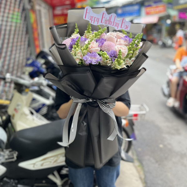Bó hoa hồng kem giấy đen yêu thầm