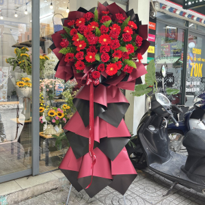 Kệ hoa chúc mừng khai trương tone đỏ rực rỡ : đồng tiền đỏ mix hồng đỏ ý nghĩa