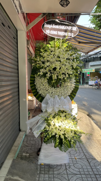 Kệ hoa viếng lan trắng 2 tầng 1