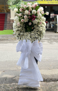 Vòng hoa cúc trắng mix hồng trắng dạng tròn hiện đại