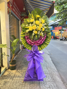 Vòng hoa viếng lan tím mix cúc