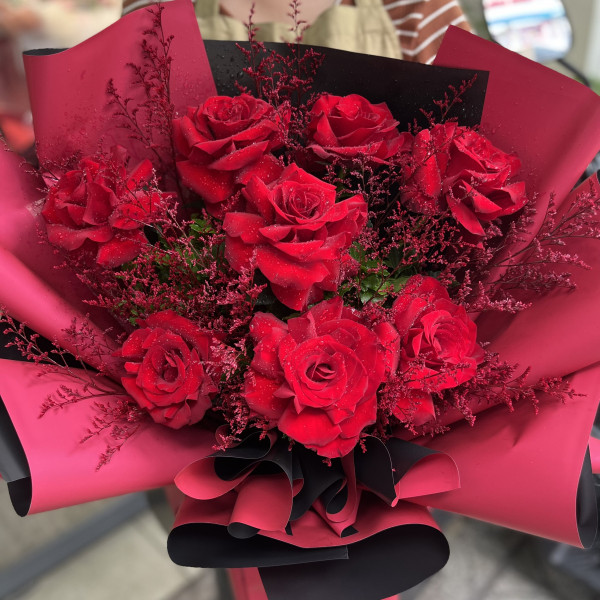 Bó hoa tone đỏ tặng sinh nhật : hồng đỏ Ecuador mix sao đỏ 2