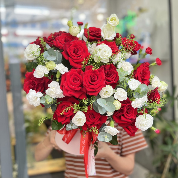 Hộp hoa hồng đỏ mix cẩm chướng tặng chúc mừng sinh nhật người thương 1