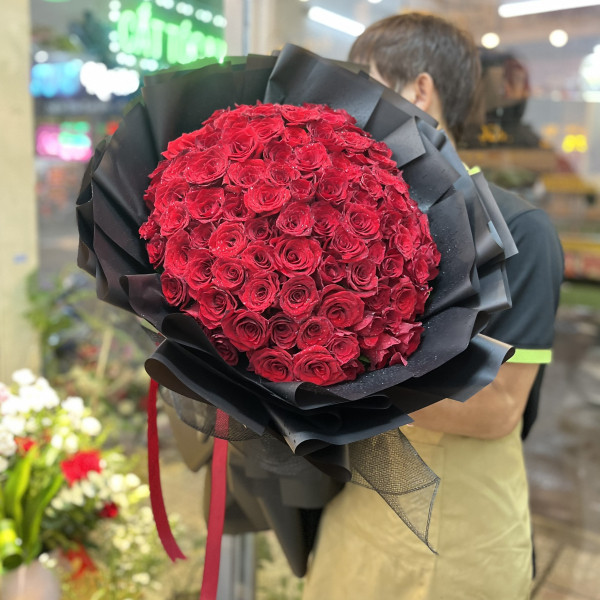 Bó hoa hồng đỏ 100 bông tặng người thương sinh nhật ý nghĩa  3