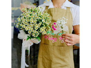Bó hoa cưới cầm tay cô dâu : hoa cúc tana