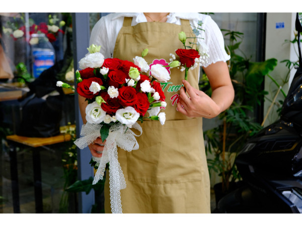 Bó hoa cưới cầm tay cô dâu : hồng đỏ mix cát tường trắng 3