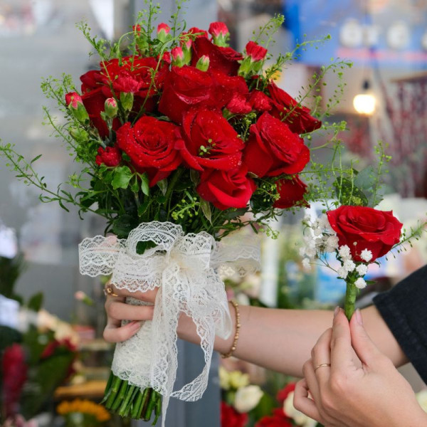 Hoa cưới cầm tay cô dâu : hoa hồng đỏ 2