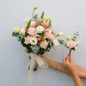 Bó hoa cưới cầm tay cô dâu : hoa hồng kem mix mõm sói và cát tường