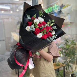 Bó hoa hồng đỏ cát tường giấy đen