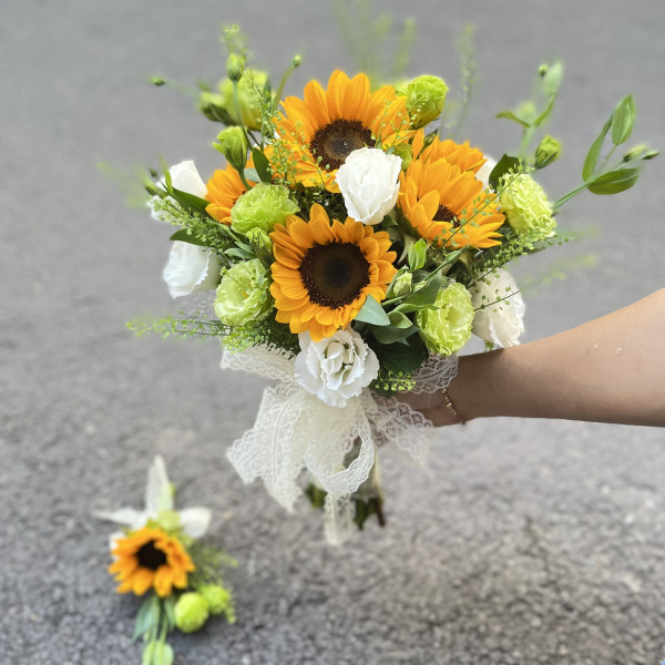 Bó hoa cưới cầm tay cô dâu : hướng dương mix cát tường