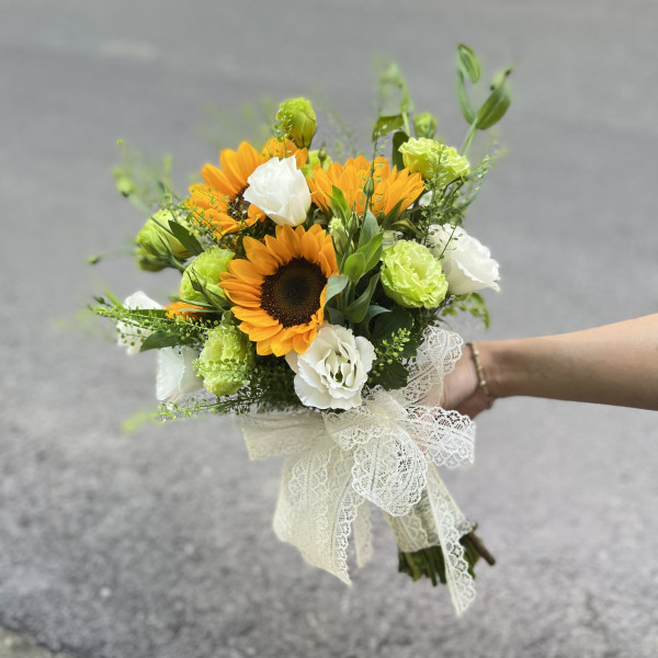 Bó hoa cưới cầm tay cô dâu : hướng dương mix cát tường