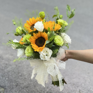 Bó hoa cưới cầm tay cô dâu : hướng dương mix cát tường