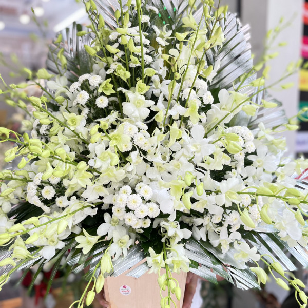 Hộp hoa viếng để bàn lan trắng mix cúc trắng 1