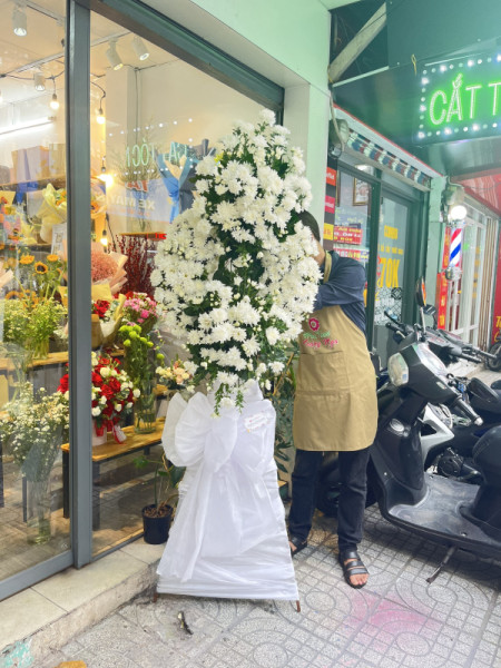 Kệ hoa viếng, hoa chia buồn đám tang cúc trắng 3