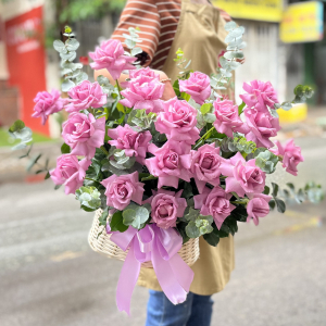 Giỏ hoa hồng tím tặng chúc mừng ý nghĩa