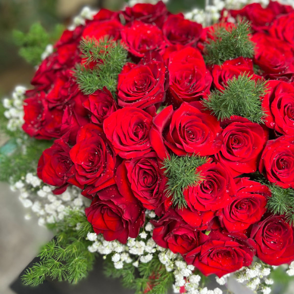 Hộp hoa hồng đỏ hình trái tim 50 bông mix baby đẹp và ý nghĩa  3