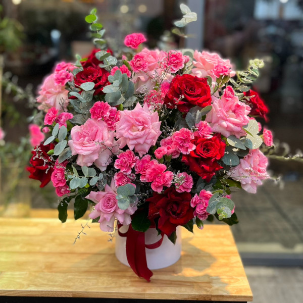 Hộp hoa tặng chúc mừng ý nghĩa : hồng lạc thần mix hồng đỏ và cẩm chướng 2