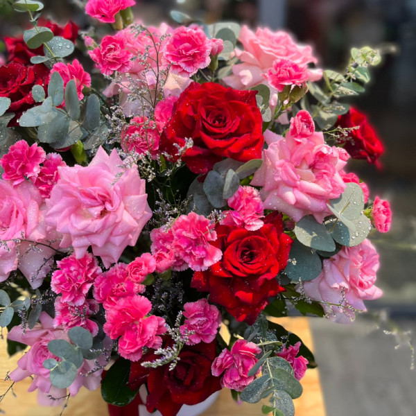 Hộp hoa tặng chúc mừng ý nghĩa : hồng lạc thần mix hồng đỏ và cẩm chướng 3