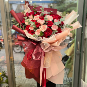 Hồng đỏ mix hồng kem : bó hoa ý nghĩa phối giấy hiện đại