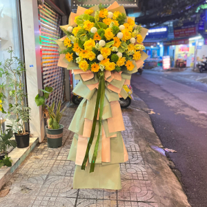 Kệ hoa chúc mừng khai trương tone vàng tươi sáng