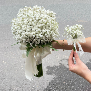 Bó hoa cưới cầm tay cô dâu baby trắng sang trọng