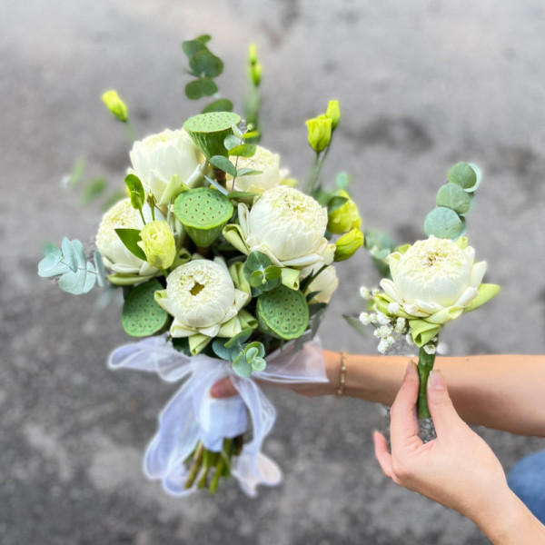 Bó hoa cưới cầm tay cô dâu : sen trắng mix cát tường 1
