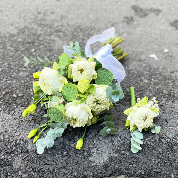 Bó hoa cưới cầm tay cô dâu : sen trắng mix cát tường 2