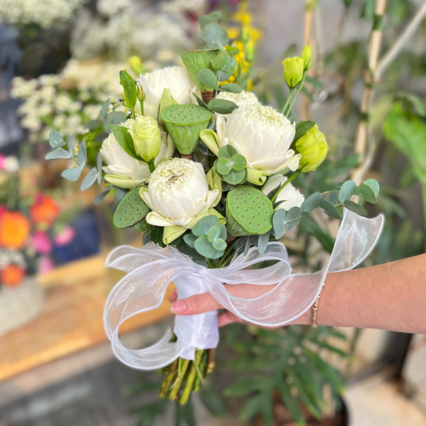 Bó hoa cưới cầm tay cô dâu : sen trắng mix cát tường 3